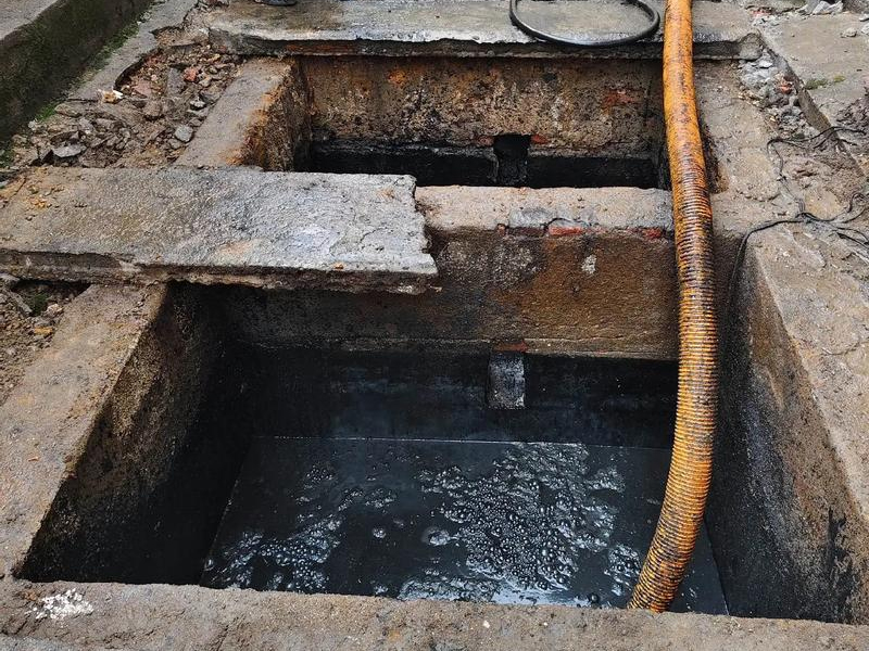 樱驼花园清理化粪池